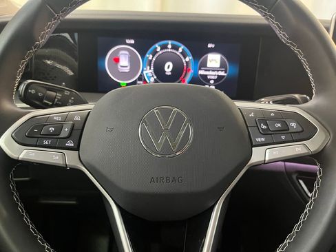 Certified 2025 Volkswagen Tiguan SE image 21