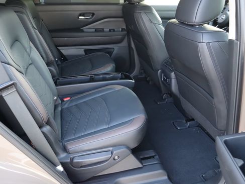 Used 2025 Nissan Pathfinder Platinum FWD image 19