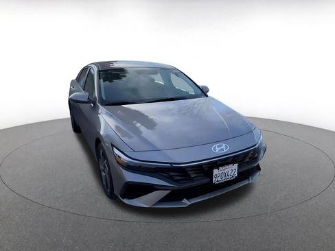 Used 2025 Hyundai Elantra Limited image 3