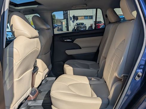 Used 2021 Toyota Highlander XLE image 15