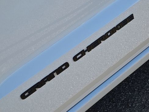 Used 2020 Jeep Grand Cherokee Altitude image 12