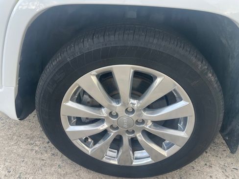Used 2017 Jeep Cherokee Overland FWD image 10