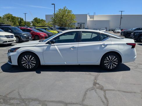 Used 2025 Nissan Altima 2.5 SV FWD image 9