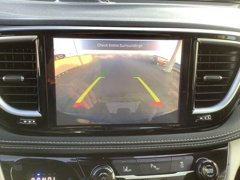 Used 2023 Chrysler Pacifica Limited FWD image 19