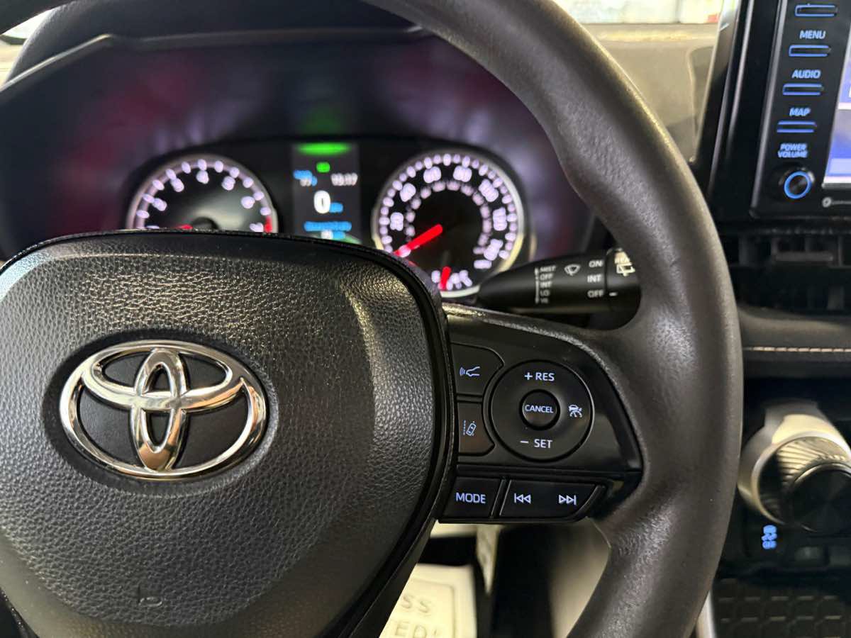 Used 2022 Toyota RAV4 LE FWD image 11