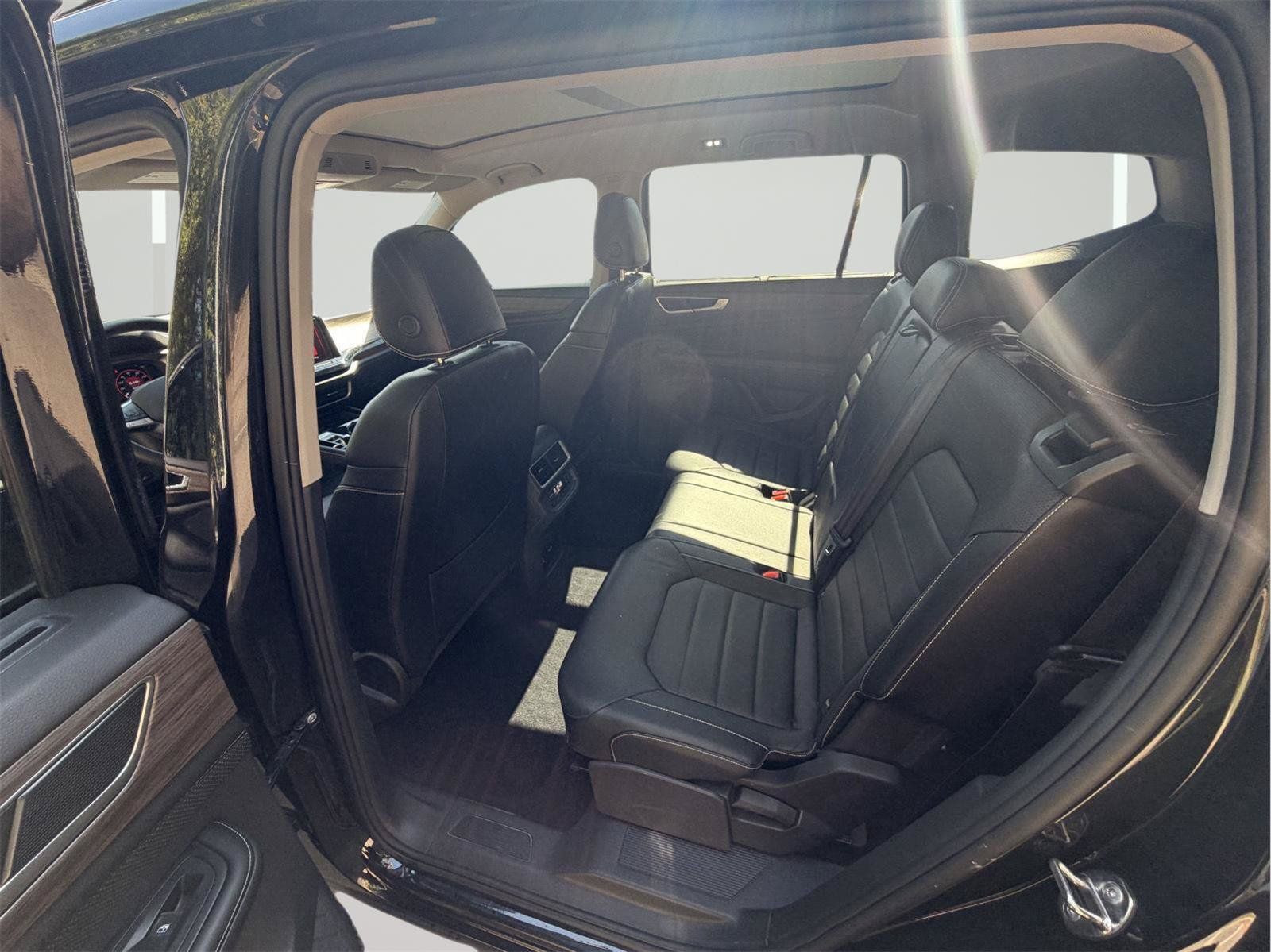Used 2024 Volkswagen Atlas SEL AWD/4WD image 26