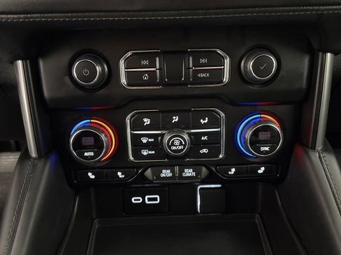 Used 2024 Chevrolet Suburban LT image 20