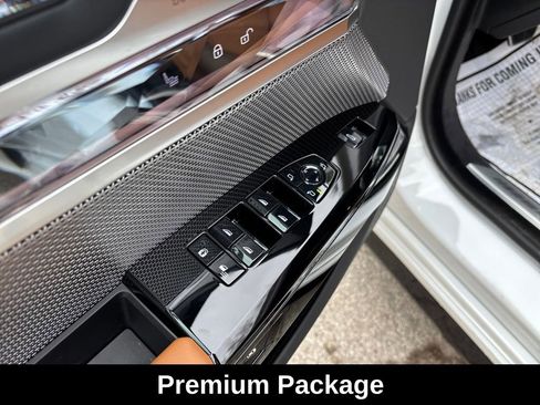 Used 2025 BMW 740i xDrive image 14