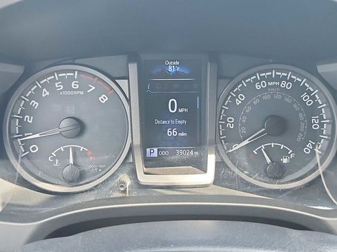 Used 2017 Toyota Tacoma TRD Off-Road image 16