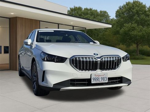Used 2025 BMW i5 xDrive40 w/ Premium Package image 4