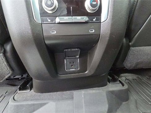 Used 2022 GMC Yukon XL Denali image 16