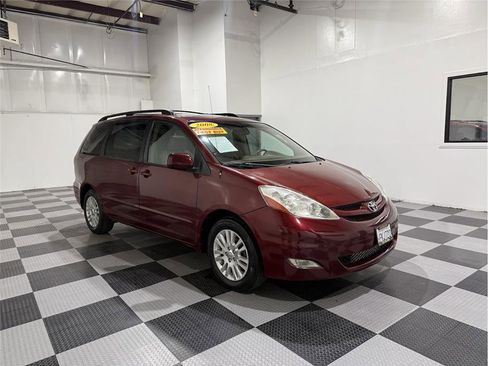 Used 2008 Toyota Sienna XLE image 4