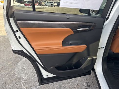 Used 2023 Toyota Highlander Platinum image 20