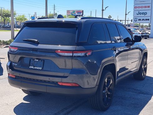 Used 2025 Jeep Grand Cherokee Altitude image 8