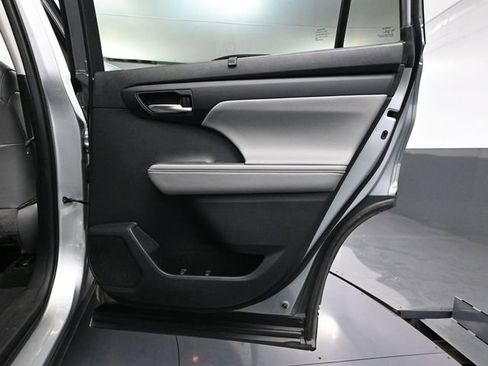 Used 2021 Toyota Highlander XLE image 45