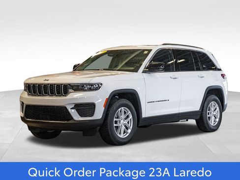 Used 2023 Jeep Grand Cherokee Laredo w/ Luxury Tech Group I AWD/4WD image 3