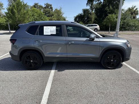 Certified 2025 Volkswagen Taos SE w/ Panoramic Sunroof Package FWD image 15