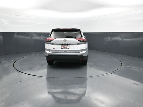 Used 2024 Nissan Rogue SV image 5