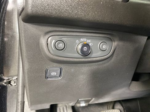 Used 2022 GMC Terrain SLT image 13