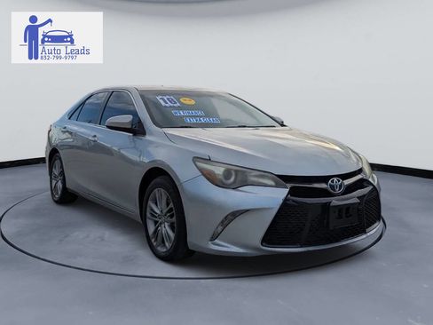 Used 2016 Toyota Camry SE image 2