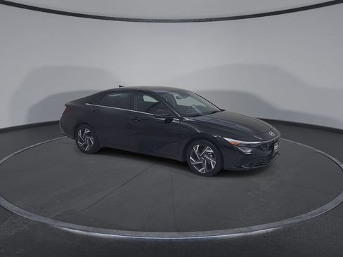 Used 2025 Hyundai Elantra Limited FWD image 2