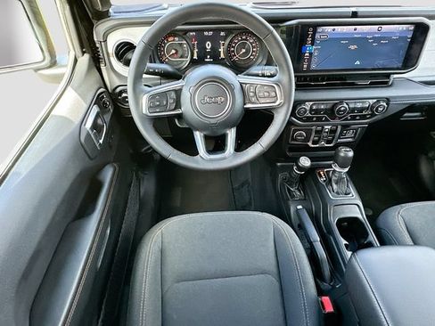 Used 2024 Jeep Wrangler Unlimited Sahara w/ Technology Group AWD/4WD image 23