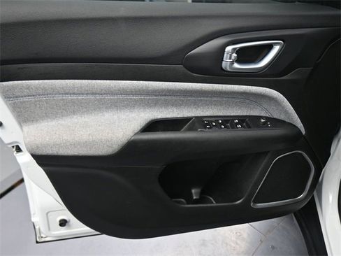 Used 2025 Jeep Compass Sport image 40