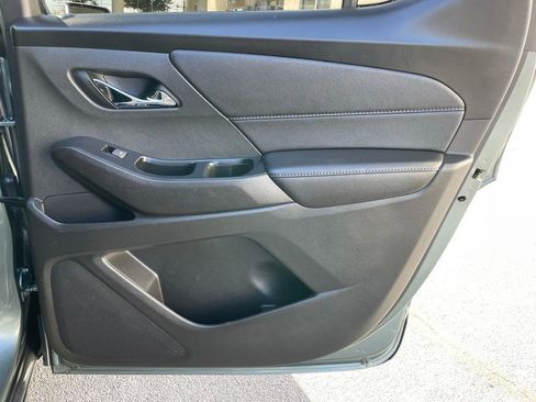 Used 2022 Chevrolet Traverse LT image 33