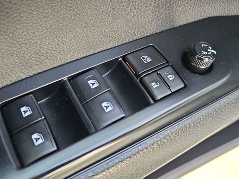 Used 2018 Toyota Camry LE FWD image 17