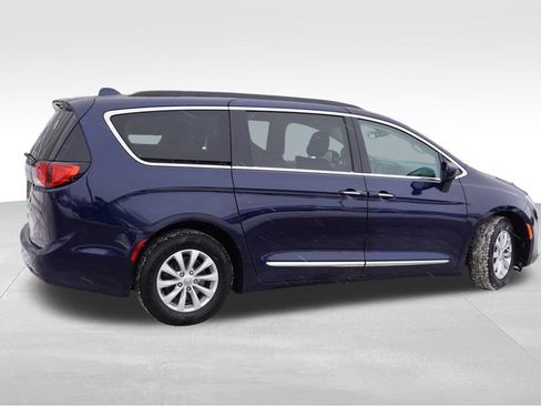Certified 2017 Chrysler Pacifica Touring-L image 4