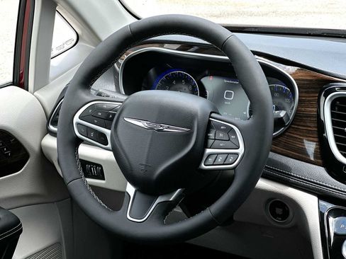 Used 2023 Chrysler Pacifica Limited AWD/4WD image 27