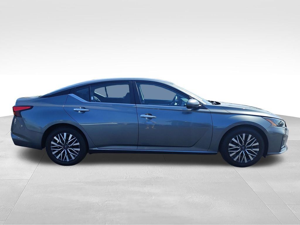 Used 2023 Nissan Altima 2.5 SV FWD image 6