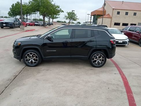 Used 2025 Jeep Compass Limited image 4