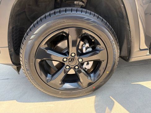 Used 2024 Jeep Grand Cherokee Altitude AWD/4WD image 12