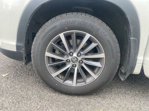Used 2017 Toyota Highlander XLE AWD/4WD image 22