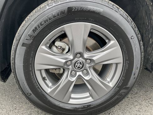 Used 2024 Toyota RAV4 XLE AWD/4WD image 9