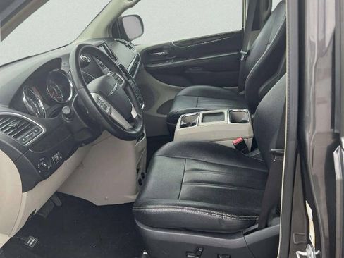 Used 2016 Chrysler Town & Country Touring-L FWD image 18
