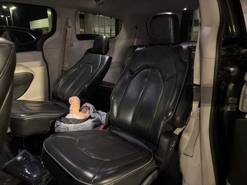 Used 2017 Chrysler Pacifica Limited image 7