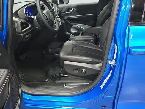 New 2026 Chrysler Pacifica Select w/ S Appearance Package image 8