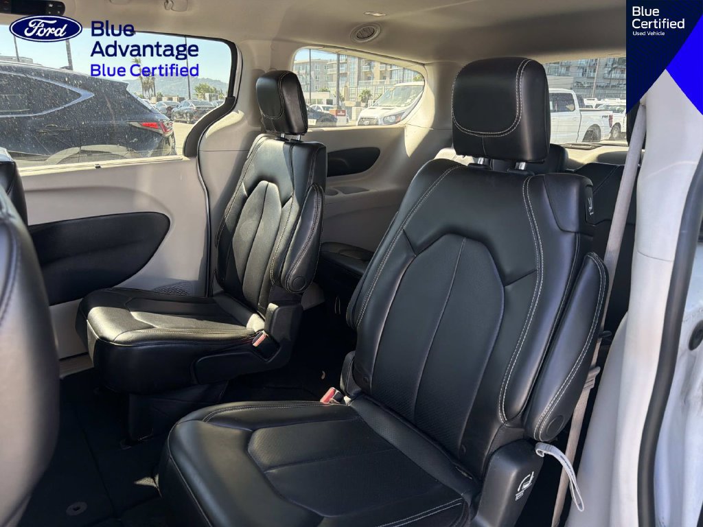 Used 2023 Chrysler Pacifica Touring-L FWD image 12