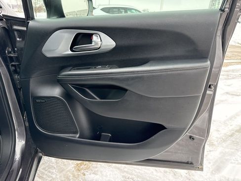 Used 2020 Chrysler Pacifica Limited image 19