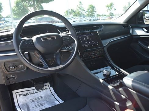 Used 2023 Jeep Grand Cherokee Laredo w/ Luxury Tech Group I RWD image 18