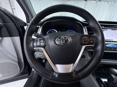 Used 2019 Toyota Highlander XLE AWD/4WD image 28
