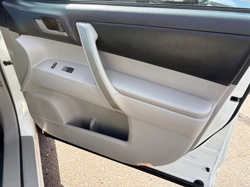 Used 2012 Toyota Highlander FWD image 27