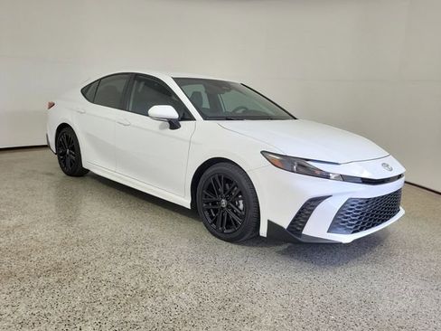 Used 2025 Toyota Camry SE FWD image 4
