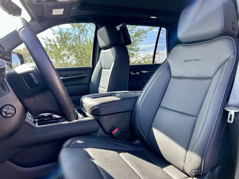 Used 2023 GMC Yukon Denali w/ Advanced Technology Package image 3
