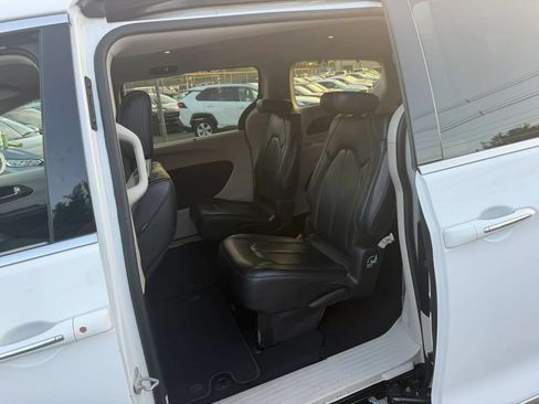 Used 2018 Chrysler Pacifica Touring-L w/ Advanced Safetytec Group FWD image 30