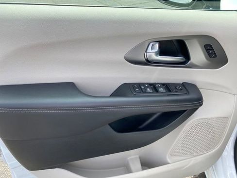 Used 2024 Chrysler Pacifica Touring-L image 16