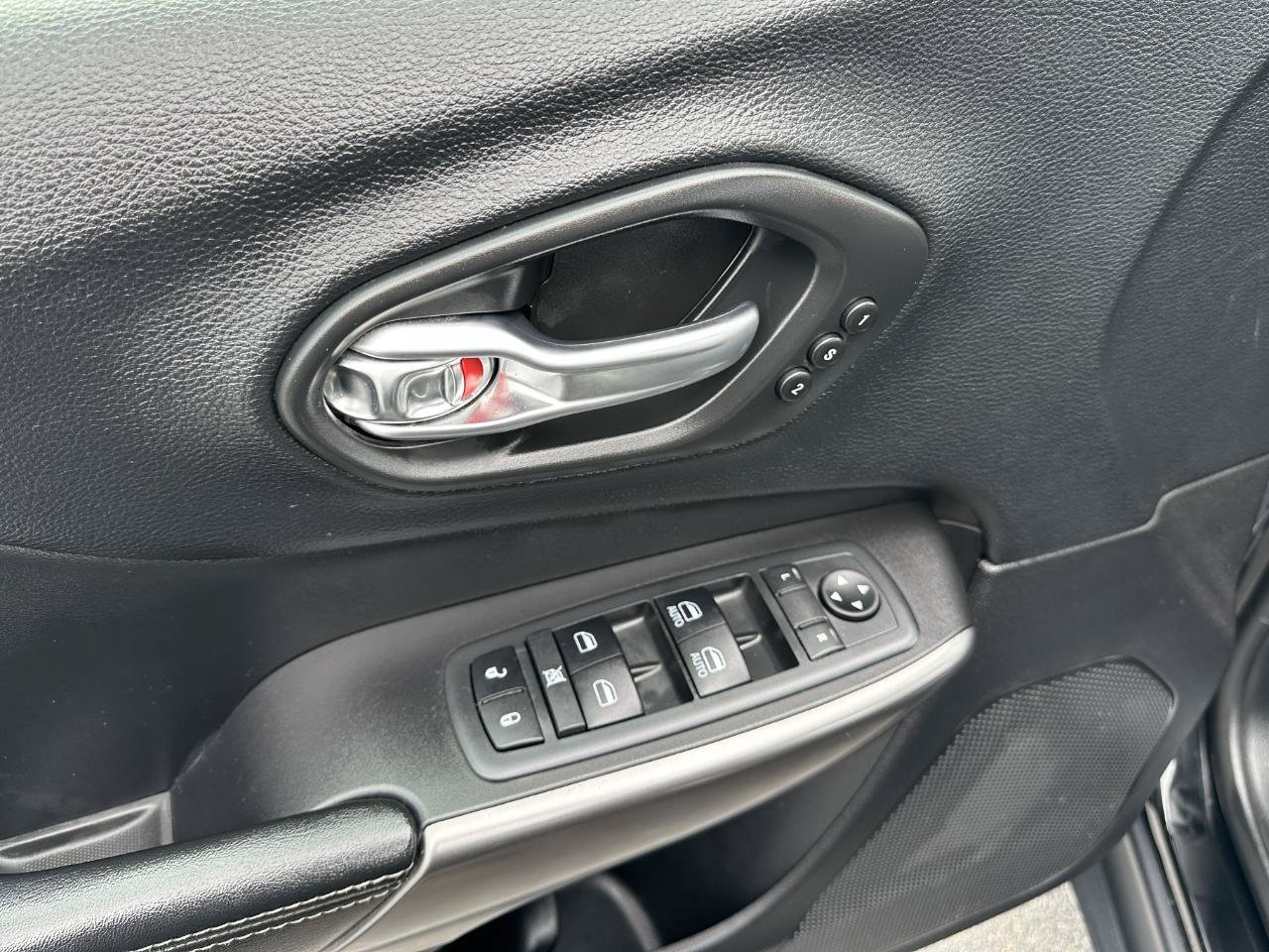 Used 2020 Jeep Cherokee Limited AWD/4WD image 23
