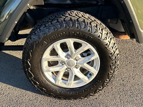 Used 2021 Jeep Gladiator Sport image 14